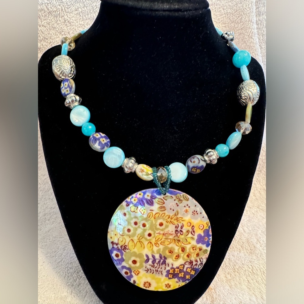 Erica Lyons Glass Beaded Abalone Shell Pendant Necklace